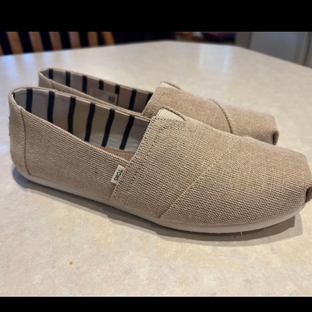 BRAND NEW Toms